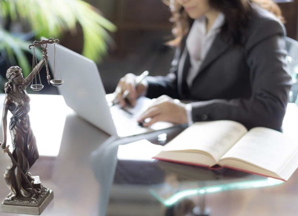 Juriste au travail auprès d'une balance de la justice